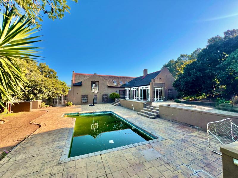 8 Bedroom Property for Sale in Hout Bay Western Cape
